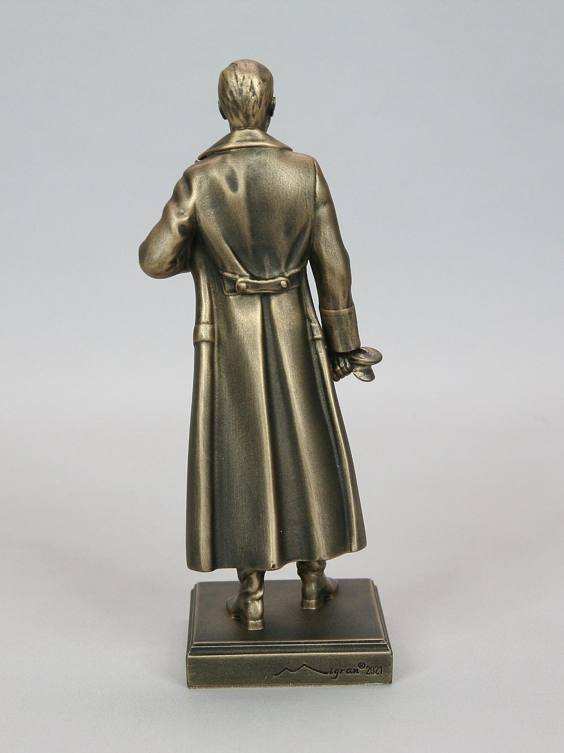 Статуэтка Дзержинский Феликс (с кепкой  в руке)
