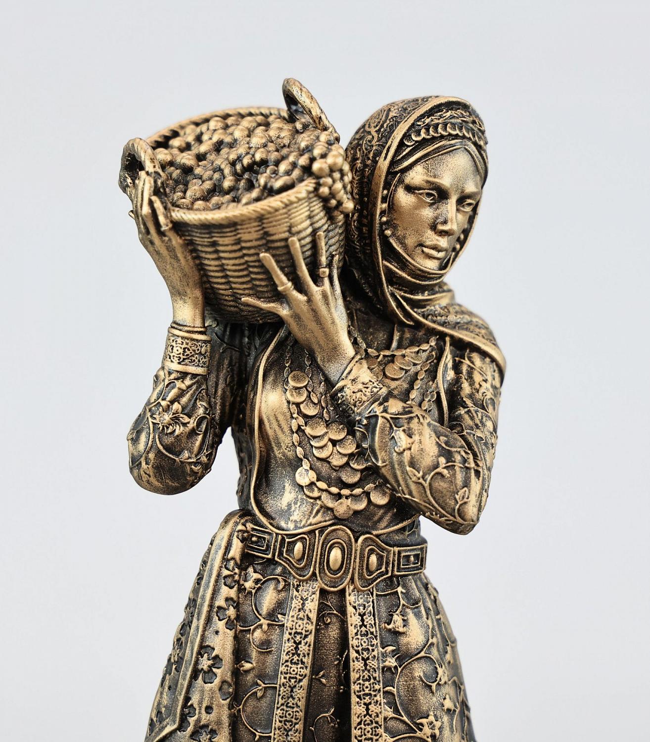 Статуэтка Девушка с корзиной винограда
