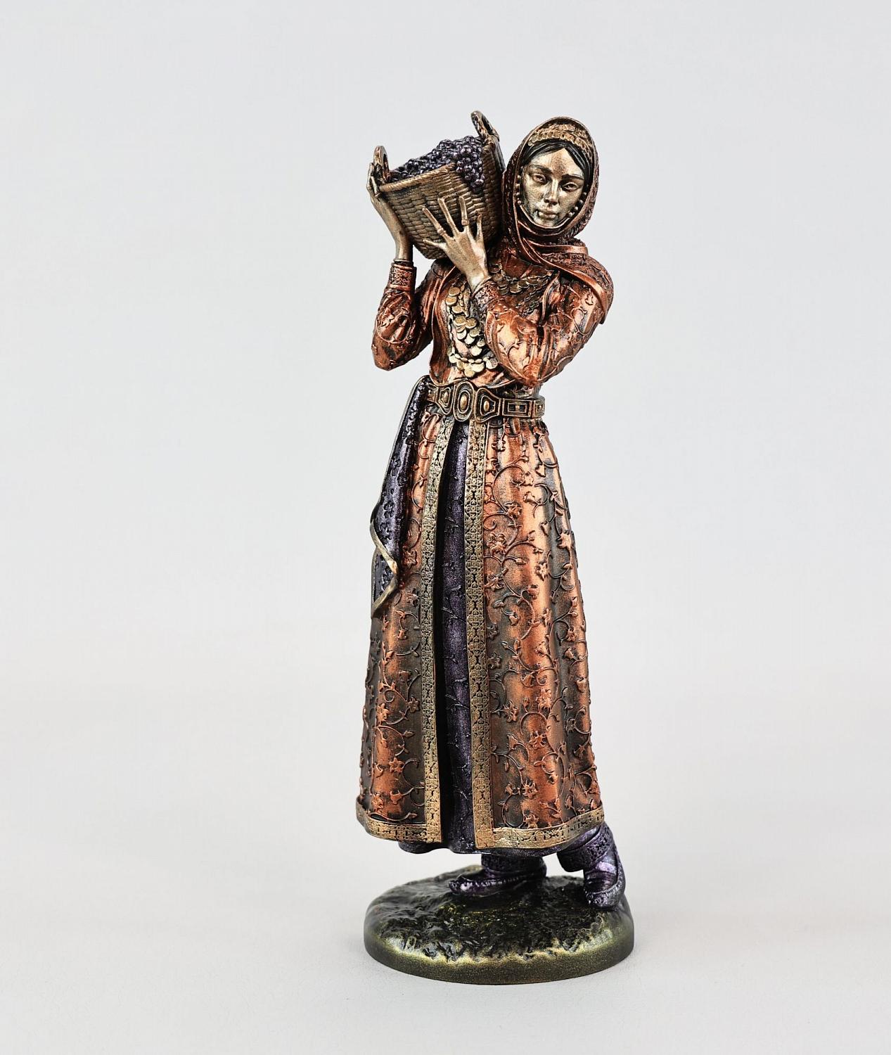 Статуэтка Девушка с корзиной винограда (цвет Вернисаж)
