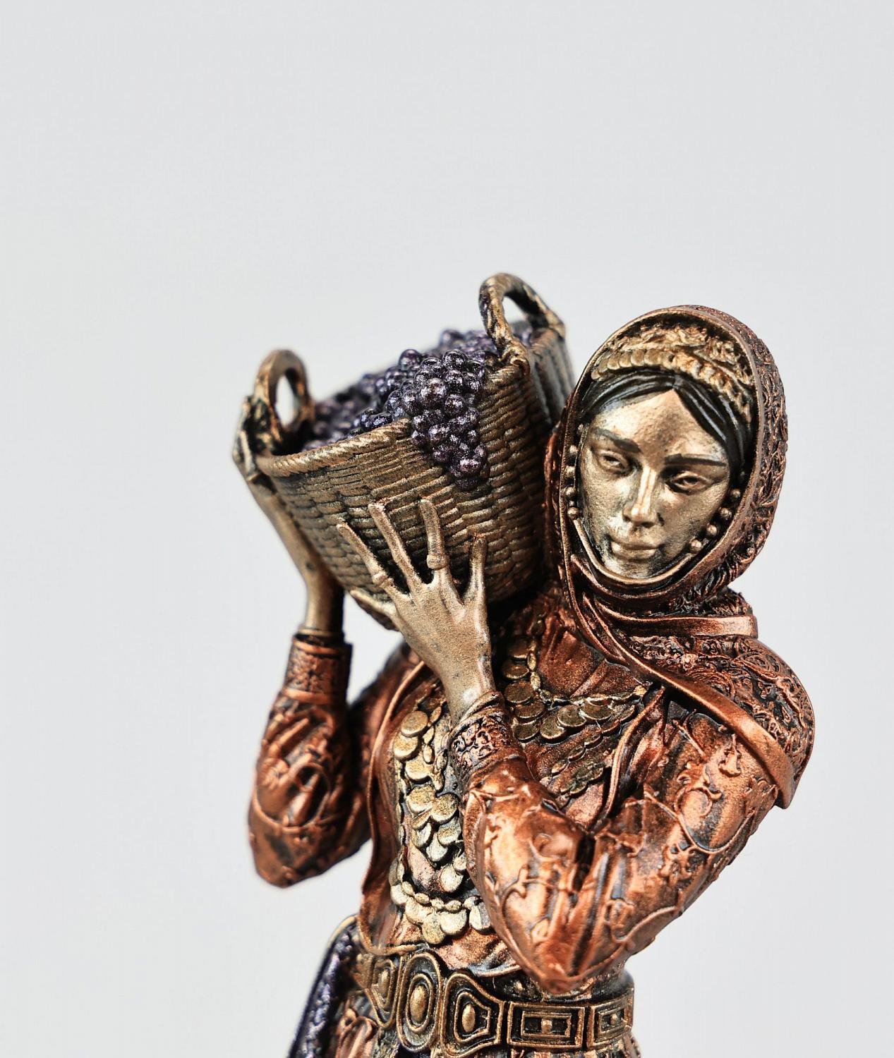 Статуэтка Девушка с корзиной винограда (цвет Вернисаж)